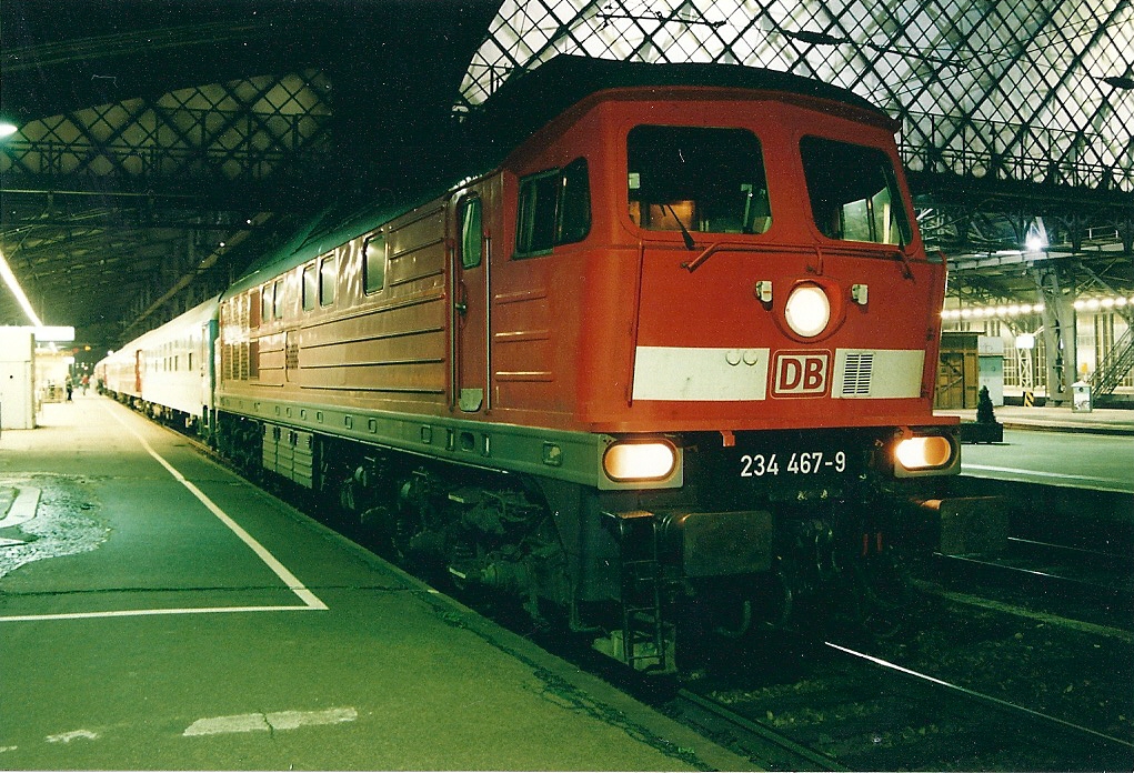 Mit dem IR 454 nach Breslau(Wroclaw) steht die 234 467 am 08.12.2002 in Dresden-Neustadt. 