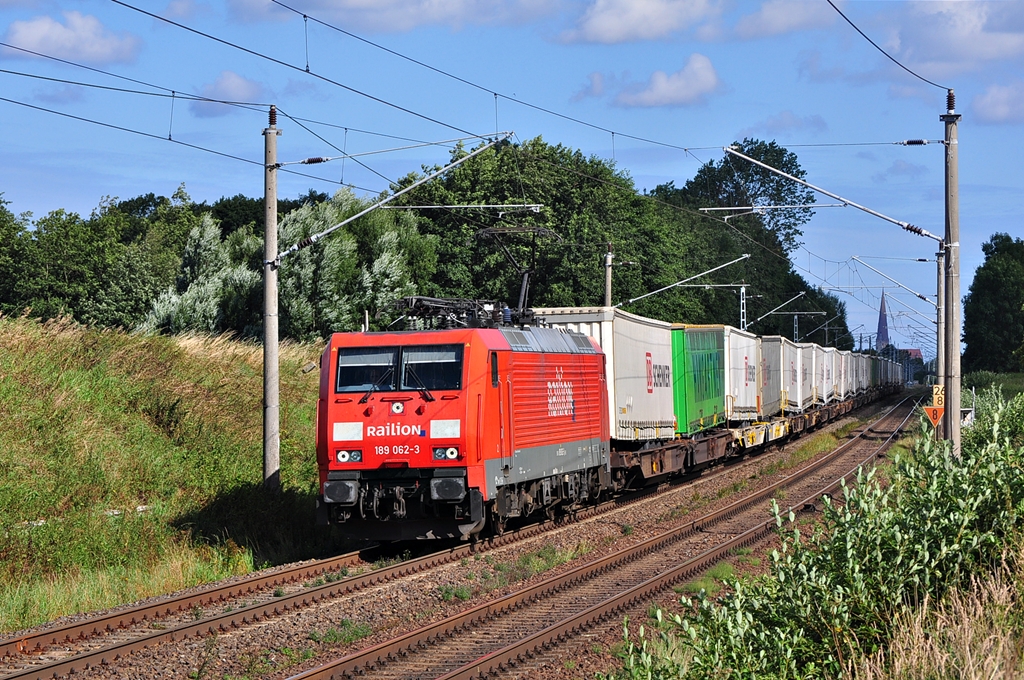 Mit dem KLV-Zug  KT 42147(Rostock Seehafen-Verona Q.E) rollt die 189 062 am 26.08.2012 durch Sildemow in REichtung Schwerin.