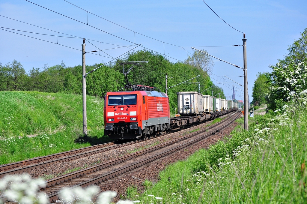 Mit dem KT 42147( Rostock Seehafen-Verona O.E.)rollt am 20.05.2012 durch Sildemow in Richtung Schwerin.