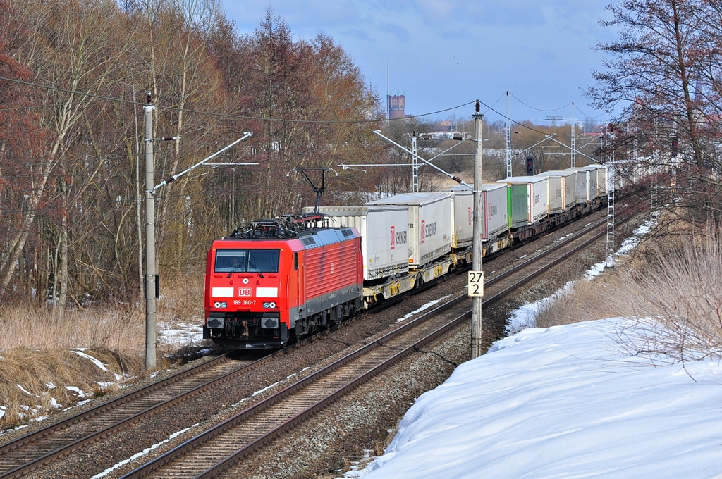 Mit dem KT 42149(Ros.Seehafen-Verona Q.E.) am Haken rollt die 189 060 am 27.03.2013 in Richtung Schwerin.