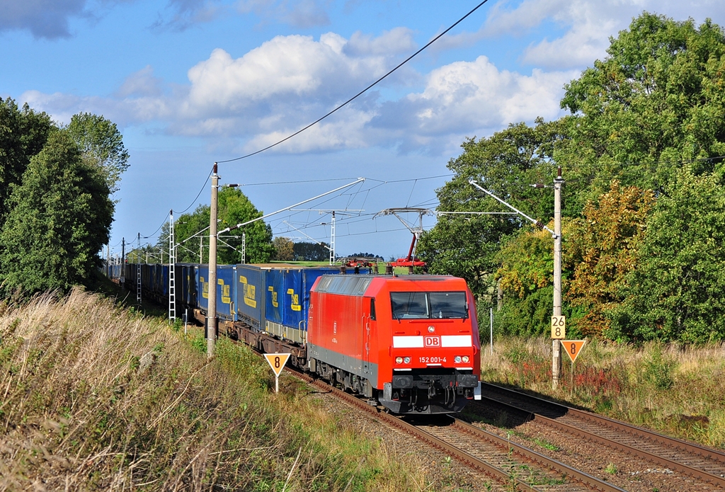 Mit dem KT 42155 ist die 152 001 am 30.09.2012 in Sildemow unterwegs inm Richtung Schwerin.