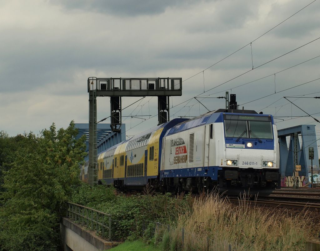 Mit dem Metronom 81525 nach Cuxhaven rauschte 246 011-1 ber die Sderelbbrcken am 20.9.11.