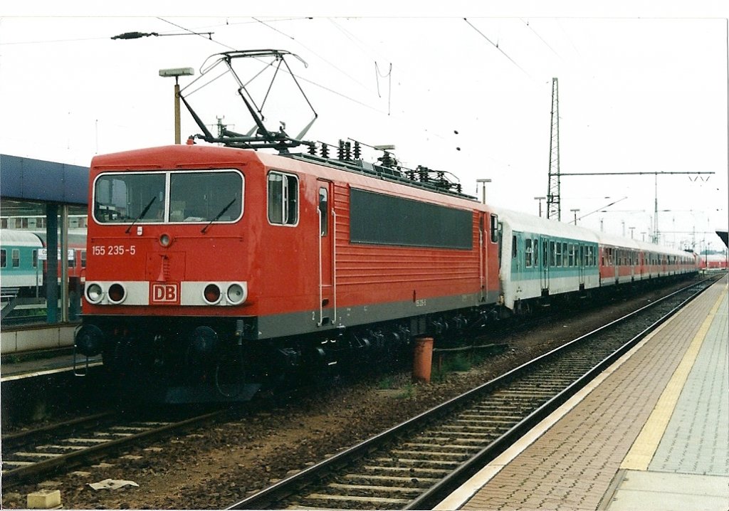 Mit dem RE 17189 (Leipzig-Cottbus) absolvierte die 155 235 am 12.08.2002 ihre Lastprobefahrt.Im Bhf Cottbus wurde sie bereits von den Fotografen erwartet.Aktuell steht die Lok mit Fristablauf in Rostock-Seehafen.