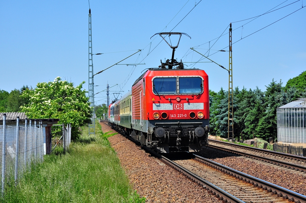 Mit dem RE 18 aus Cottbus rollt die 143 221 durch Dresden-Stetzsch am 26.05.2012 ihren Ziel Dresden Hbf entgegen.Am Zugschlu luft die 143 956 mit.