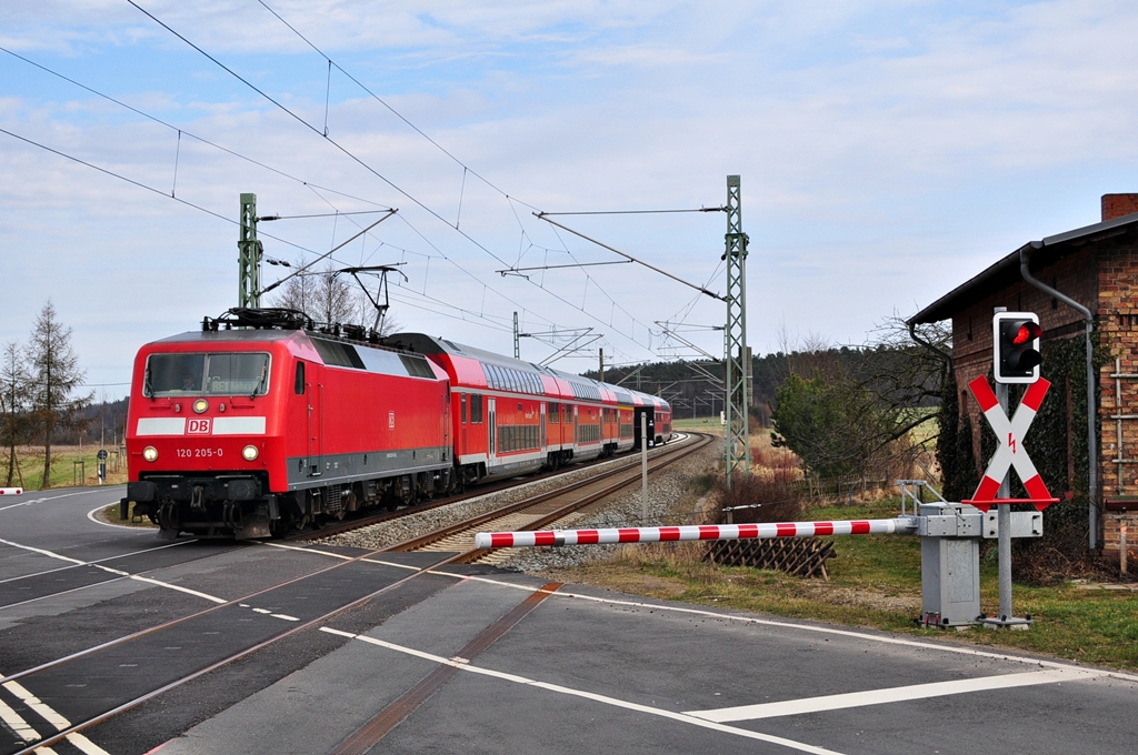 Mit dem RE 4309(Rostock-Hamburg)rollt die 120 205 am 04.03.2012 durch Werle ihrem nchsten Halt Btzow entgegen.