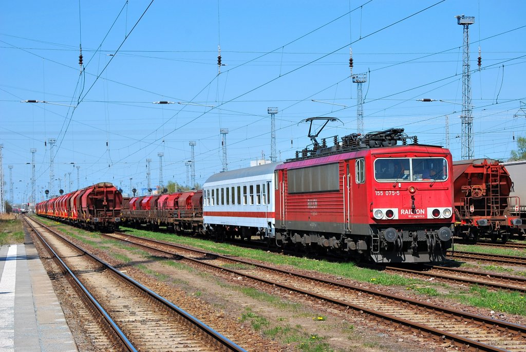 Mit dem Schadwagenzug nach Eberswalde steht die 155 075 am 18.04.2011 abfahrbereit in Rostock-Seehafen.