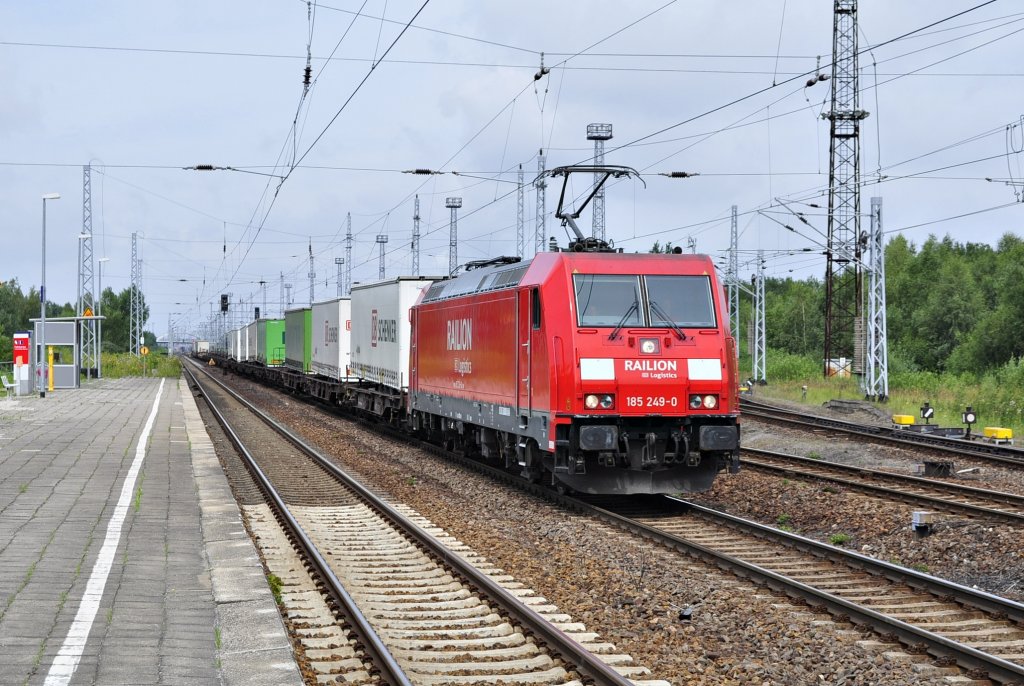 Mit dem TEC 41911(Rostock Seehafen - Vels Vbf) rauscht die 185 249 am 28.07.2011 am Hp Rostock-Dierkow entlang.