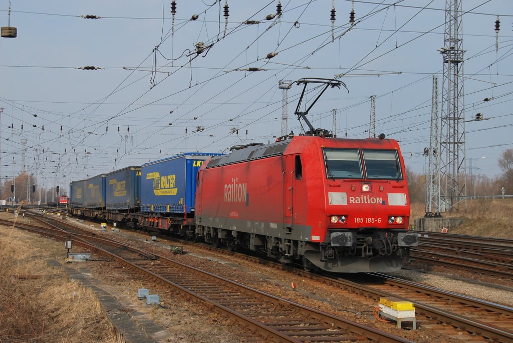 Mit dem TEC 42153 nach Verona quadrante europa verlsst die 185 185 am 09.03.2011 Rostock-Seehafen.