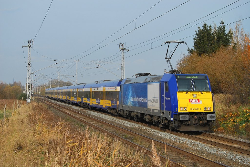 Mit dem X 80003 aus Leipzig rollt die 146 520 ihren vorletztem Halt Rostock Hbf entgegen.Geknipst am 01.11.2009 in Sildemow.