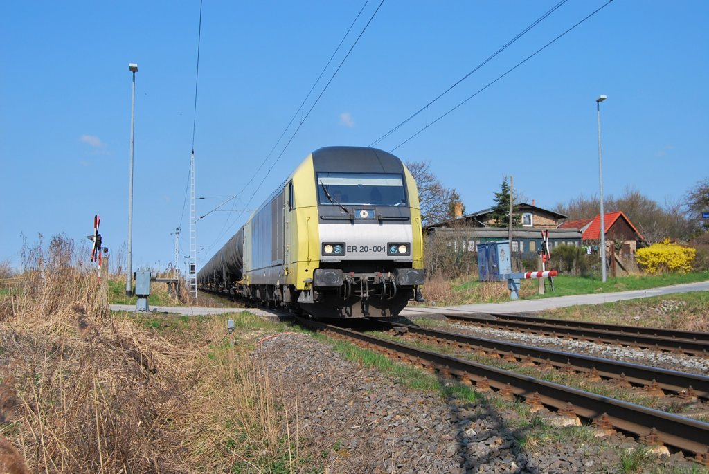 Mit einem Kessel nach Hamburg rollt die ER 20-004 durch Sildemow in Richtung Schwerin.Geknipst am 14.04.2010.
