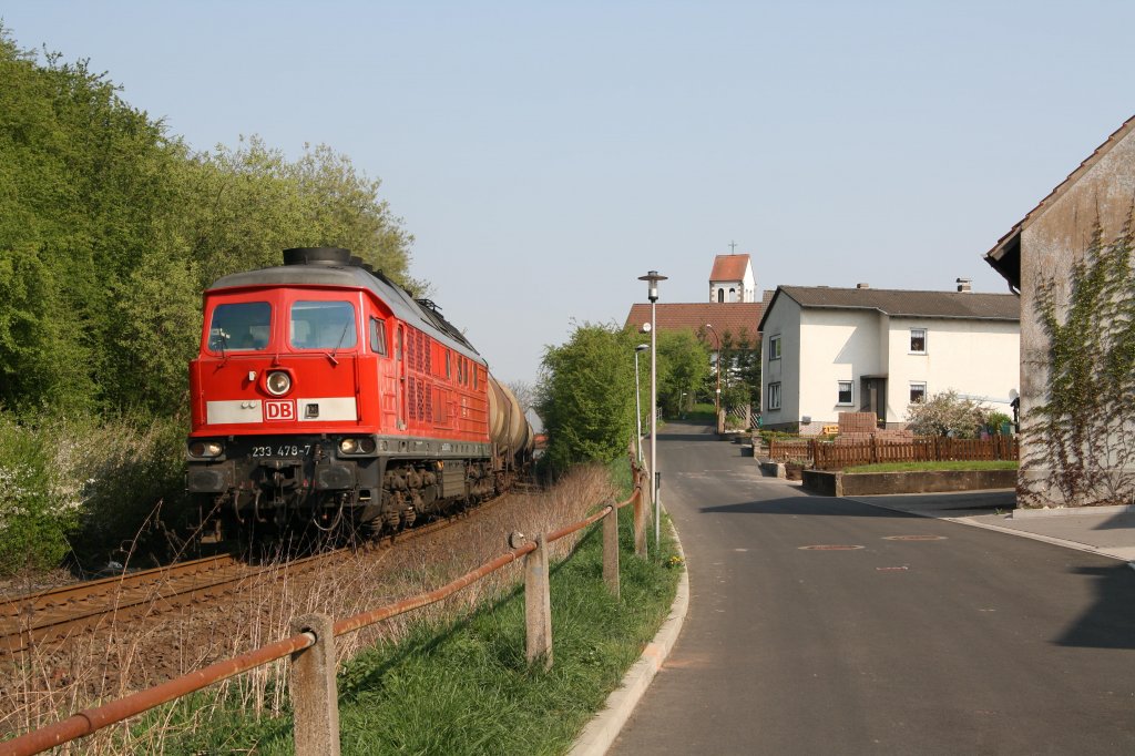 Mit einem Kesselzug durchfuhr 233 478-7 Widdershausen nach Heringen/Werra am 21.04.11.