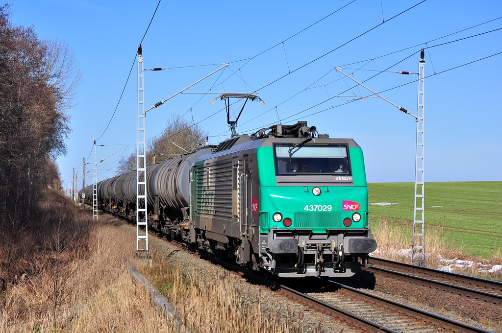 Mit einem Kesselzug ist das  Fret 437029  in Rostock Seehafen-Sd gestartet.Am 01.03.2013 rauscht sie durch Sildemow in Richtung Schwerin.