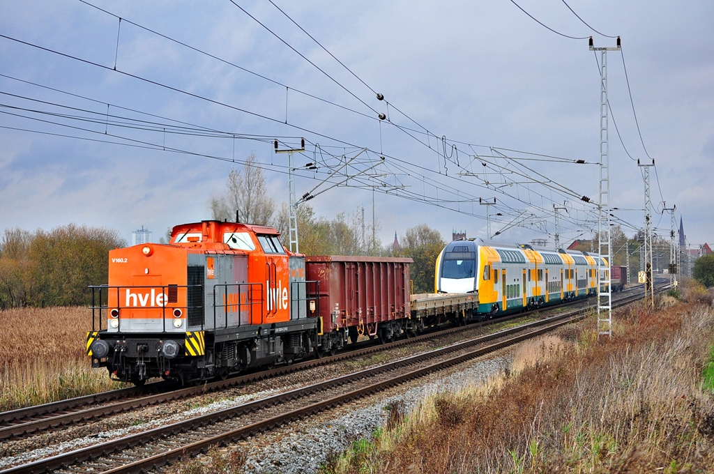 Mit einem  Kiss (445 103) der ODEG im Schlepp rollt die V160.2 der HVLE am 05.11.2012 durch Sildemow in Richtung Schwerin.