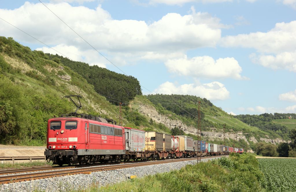 Mit einem KV-Zug rauschte 151 067-6 durch Karlstadt am 22.6.12.