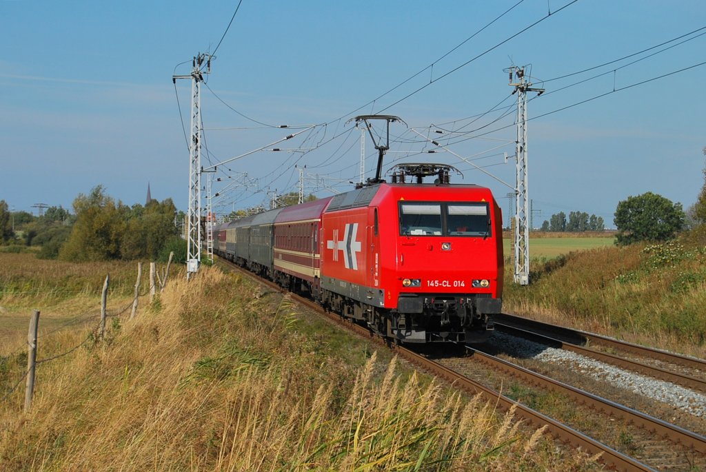 Mit einem  Mller-Partyzug  rauscht die HGK-Lok 145 CL-014 am 27.09.2009 durch Sildemow in Richtung Hamburg.