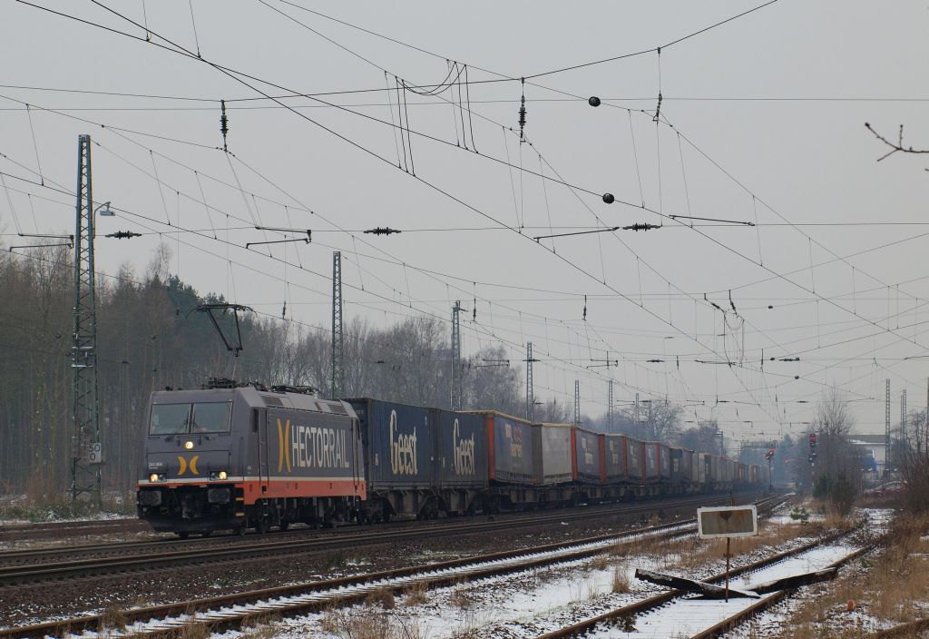 Mit einem umgeleiteten KLV-Zug am Haken rauschte 241.006  Calrissan  durch Winsen an der Luhe in Richtung Hannover am 28.1.12.