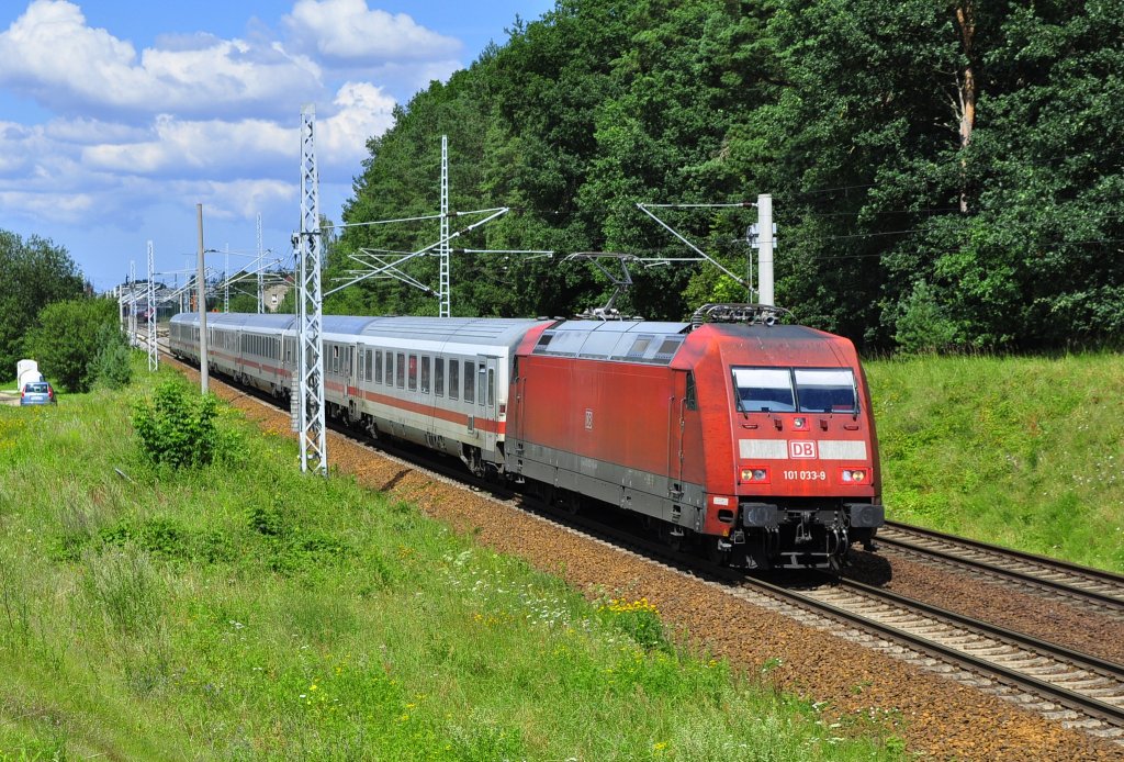 Mit gemtlichen 70 Km/h rollt die 101 033 mit ihrem IC durch Schwaan in Richtung Hamburg.Geknipst am 02.08.2011!