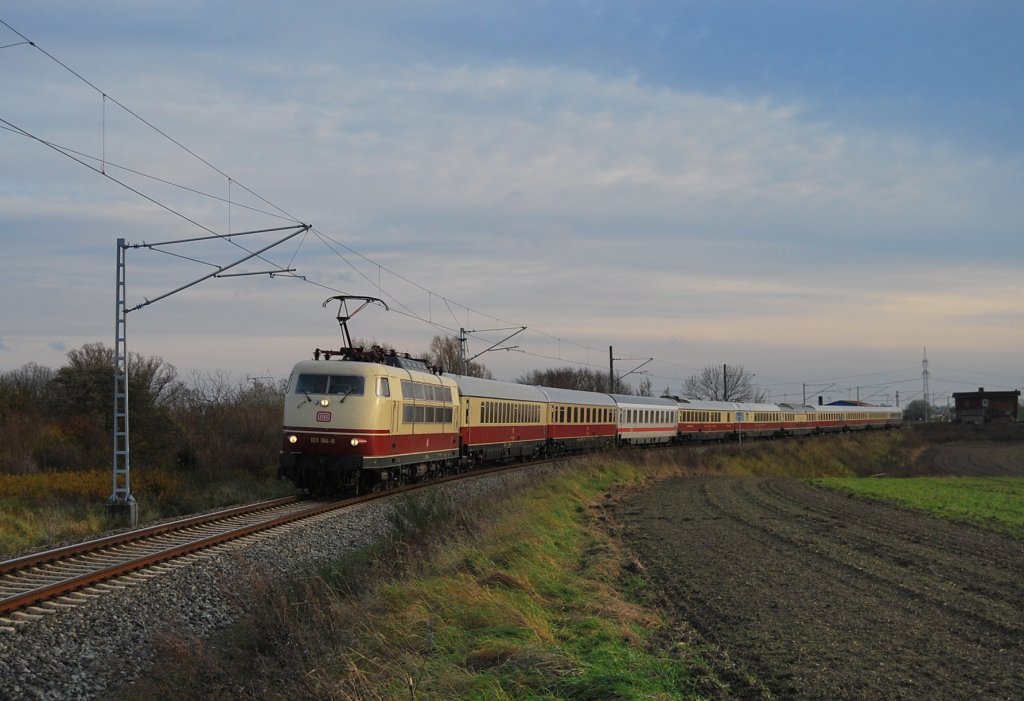 Mit ihrem fast stilreinen TEE rauscht 103 184 am 15.11.2010 durch Gragetopshof und hat ihr Fahrtziel Rostock fast erreicht.