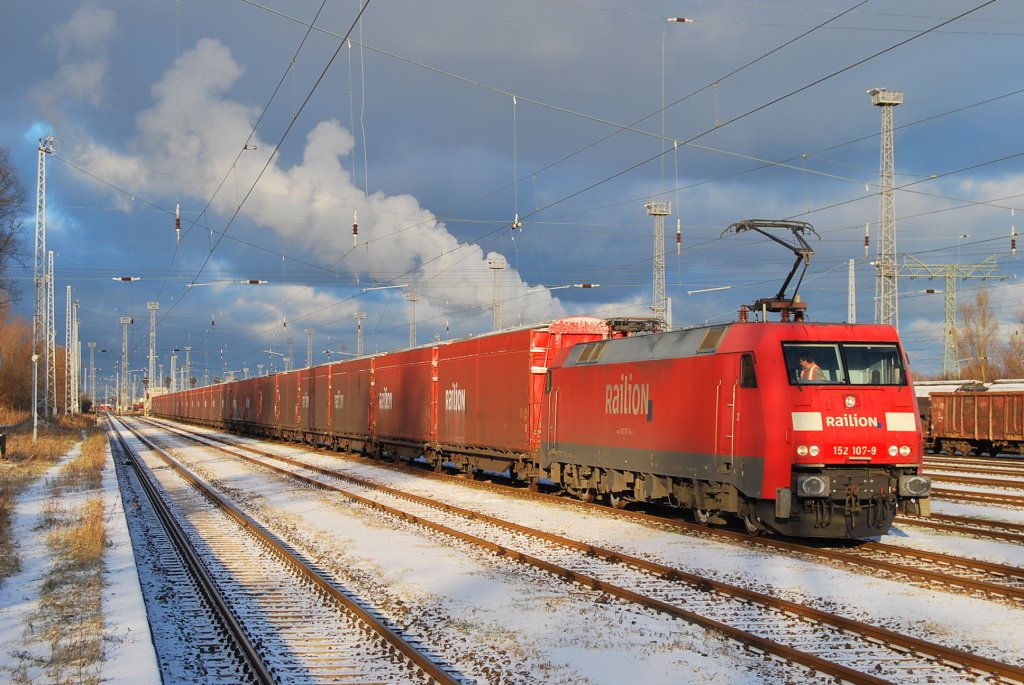 Mit ihrem Zug nach Eberswalde steht 152 107 am 13.12.2010 abfahrbereit in Rostock-Seehafen.