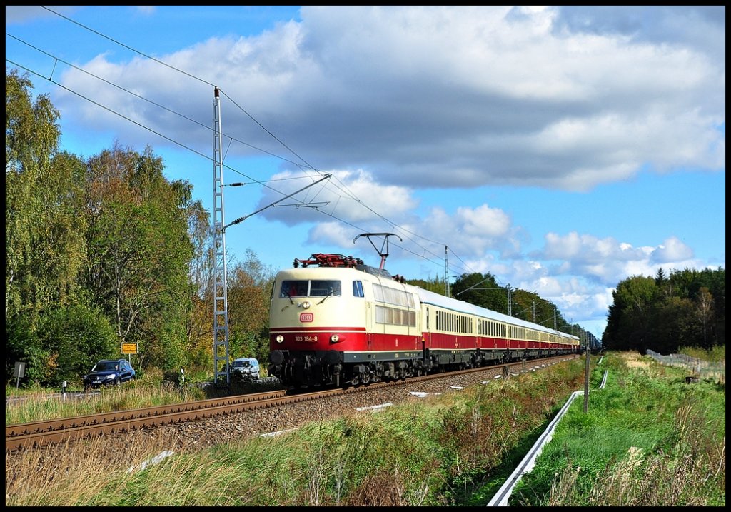 Mit ihrem Zug nach Stuttgart rauscht die 103 184 am 09.10.2011 durch Rvershagen in Richtung Rostock.