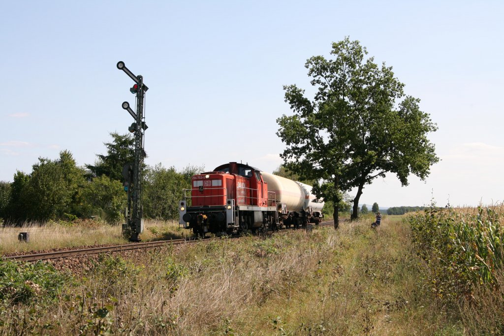 Mit einer bergabe zu einem Flssiggas-Abnehmer in Freihls steuert 294 753-9 am 23.08.12 den dortigen Bahnhof an.