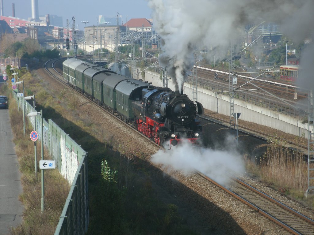 Mit Volldampf schob 52 8177,am 29.Oktober 2011,einen Sonderzug zum Berliner Ostbahnhof.