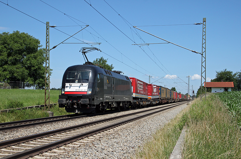 MRCE-Taurus ES 64 U2-037 (182 537) mit KLV-Zug bei Hilperting auf der KBS 950/951 im Abschnitt Mnchen - Rosenheim am 22.6.2011. 