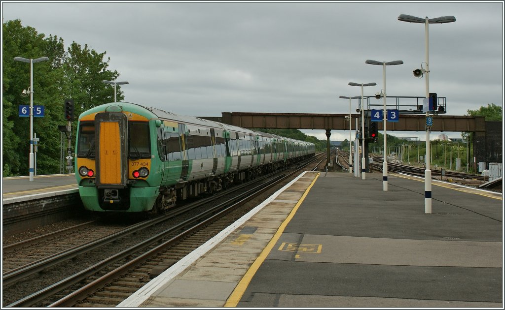 Nach dem kurzen Halt im Gatwick frt der  Southern  Class 377 Triebzug wieter gegen Sden.
18.05.2011