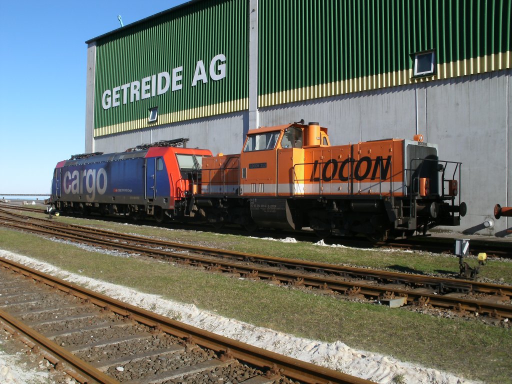 Neben dem Getreidespeicher im Stralsunder Nordhafen standen am 12.Februar 2011:SBB-Cargo 482 040 und LOCON-213.
