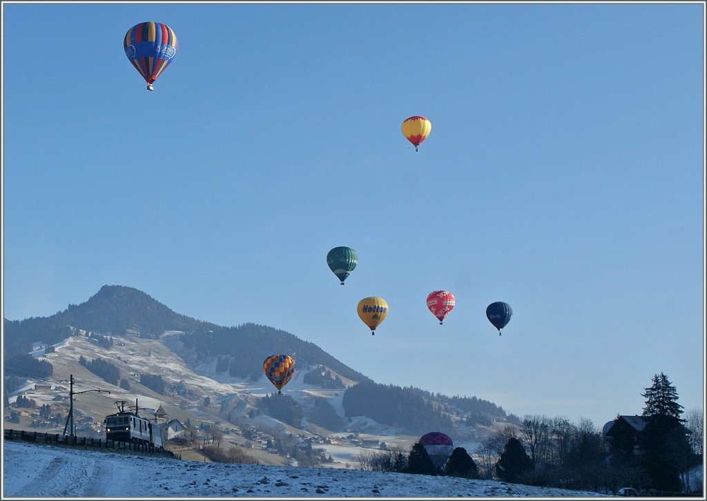 Neben den vielen Ballons ist brigens links unten auch noch ein  GoldenPass  Zug zu sehen...
Chteau d'Oex, den 23. Jan. 2011