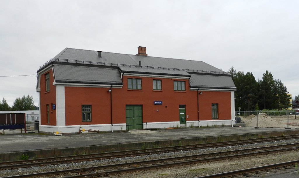 Nebengebude am Bahnhof Elverum. Das Bahnhofsumfeld ist eine einzige Baustelle, so das ich nur gleisseitig knipsen konnte. 22.07.2011