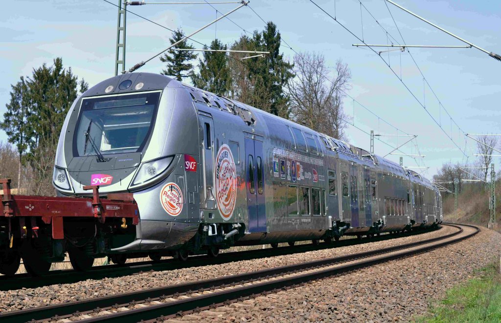 Neuer Bombardier OMNEO Regio2N eingestellt in einen Gterzug, am Haken der Nohab 1142. KBS 710.9 vor Gondelsheim