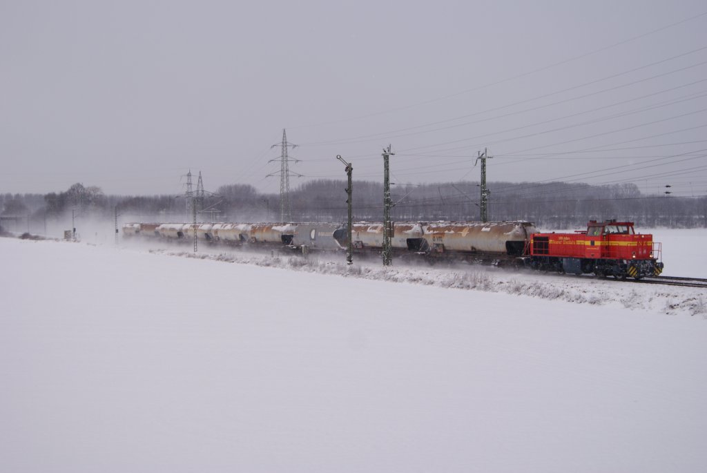 Neusser Eisenbahn MaK G1700 mit einem Gterzug in Neuss-Weienberg am 18.12.2010