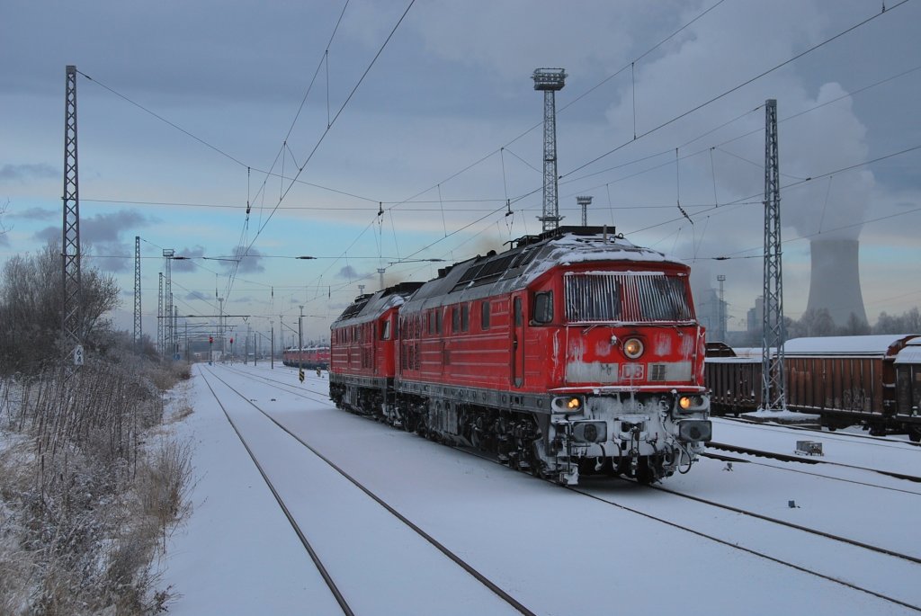 Noch unter  Castor-Vollschutz  rollen die 232 209 + 232 347 am 17.12.2010 zur Bespannung des Schadwagenzuges 52978 durch Rostock-Seehafen.