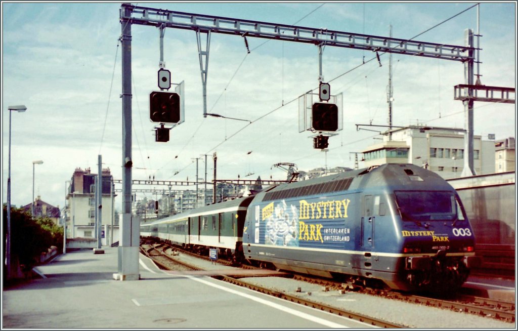 Nochmals die BLS Re 465 003, welche einen IR von Brig nach Genve aus dem Bahnhof von Lausanne schiebt.
Lausanne, im Februar 2002