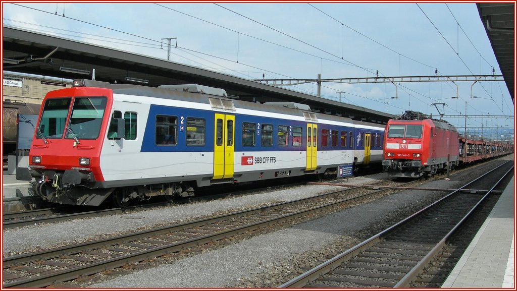 NPZ in Rotkreuz, auf dem Nebengleis nhrert sich eine DB 185 mit einem Gterzug. 
19. Mrz 2008