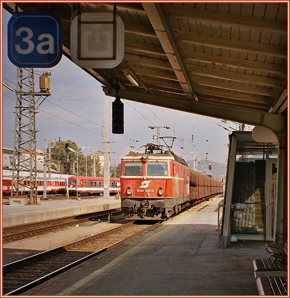 BB 1044 102-0 mit einem Gterzug bei der Durchfahrt in Graz im Sept. 2004. 
(Analogbild ab CD)
