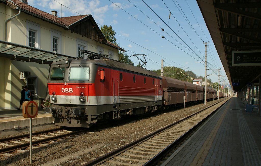 BB 1144 202 mit einem Gterzug in Jenbach.
16.09.2011