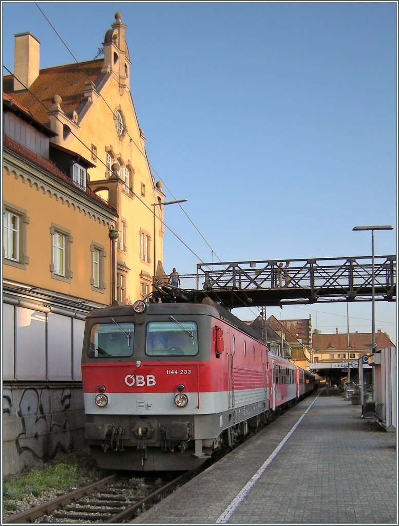 BB 1144 233 wartet mit einem Regionalzug nach Bludenz in Lindau auf die Abfahrt. 
30. August 2008