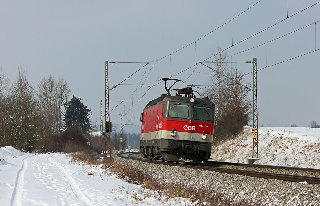 BB 1144 263 als LZ alleinfahrend bei Ostermnchen in Richtung Rosenheim. Aufgenommen am 11.2.2012.