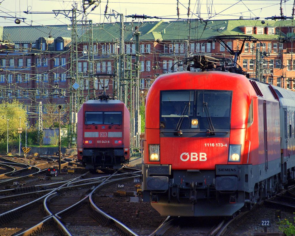 BB's 1116 173-4 kam mit dem IC  Knigsee  am Abend des 2.5 in den Hamburger Hauptbahnhof eingefahren. Im Hintergrund steht 101 043-8.