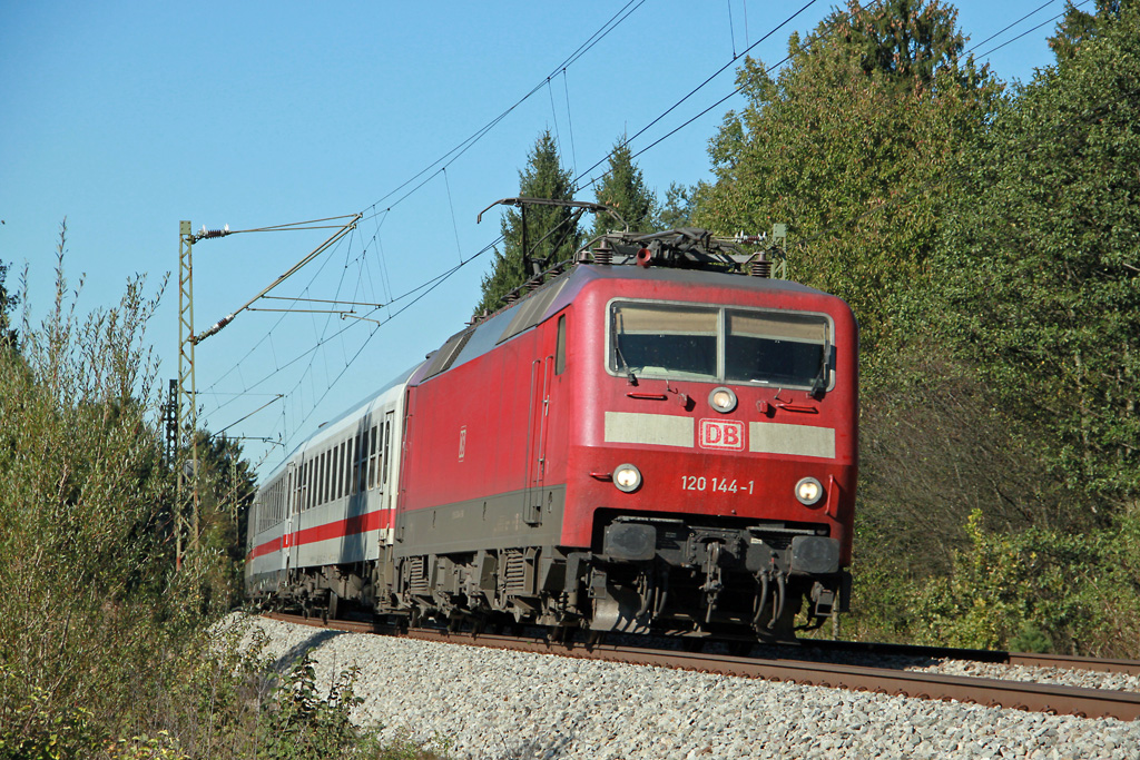 Offenbar auerplanmig war der IC Knigssee am 15.10.2011 mit der 120 144 bespannt. Hier bei Weiching auf der Fahrt von Mnchen gen Sden.
