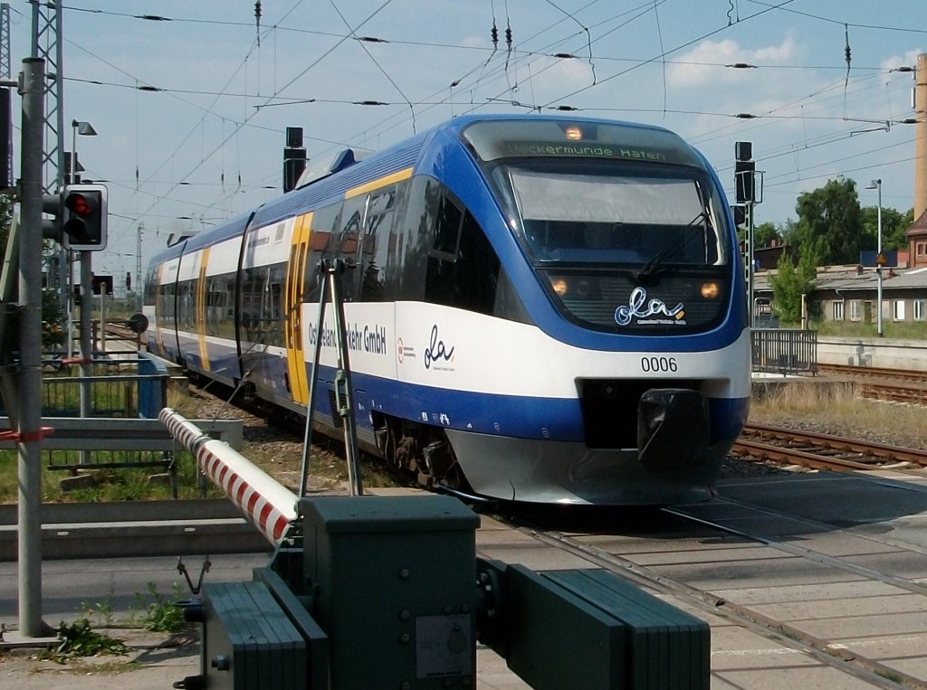 OLA-Triebwagen 0006 von Btzow nach Ueckermnde Stadthafen am 03.Juli 2010 beim Verlassen von Gstrow.