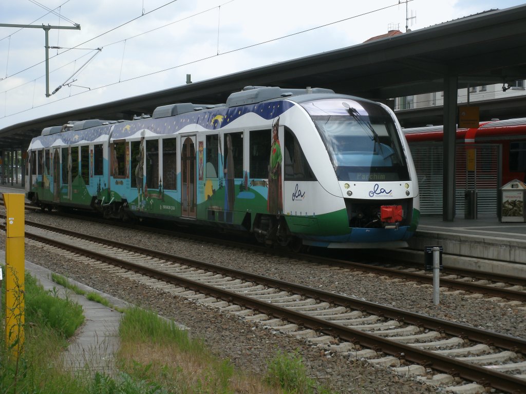 OLA-Triebwagen 702 mit seinen Mrchenmotiven,am 28.Mai 2011,in Schwerin Hbf.