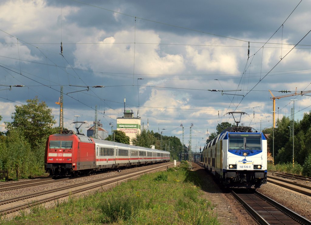 Parallelfahrt zwischen Metronom 146 536-8 und 101 145-1 in Tostedt.