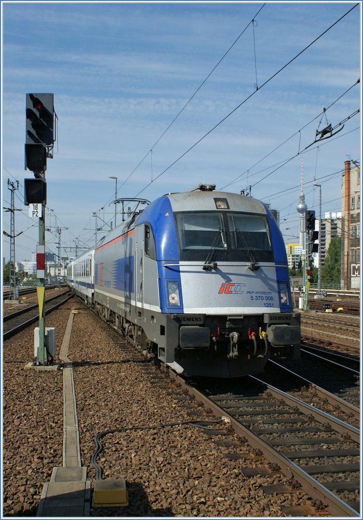 PKP EU 44 5370 008 erreicht mit dem Berlin Warszawa Express Berlin Ostbahnhof. 
12. Sept. 2010