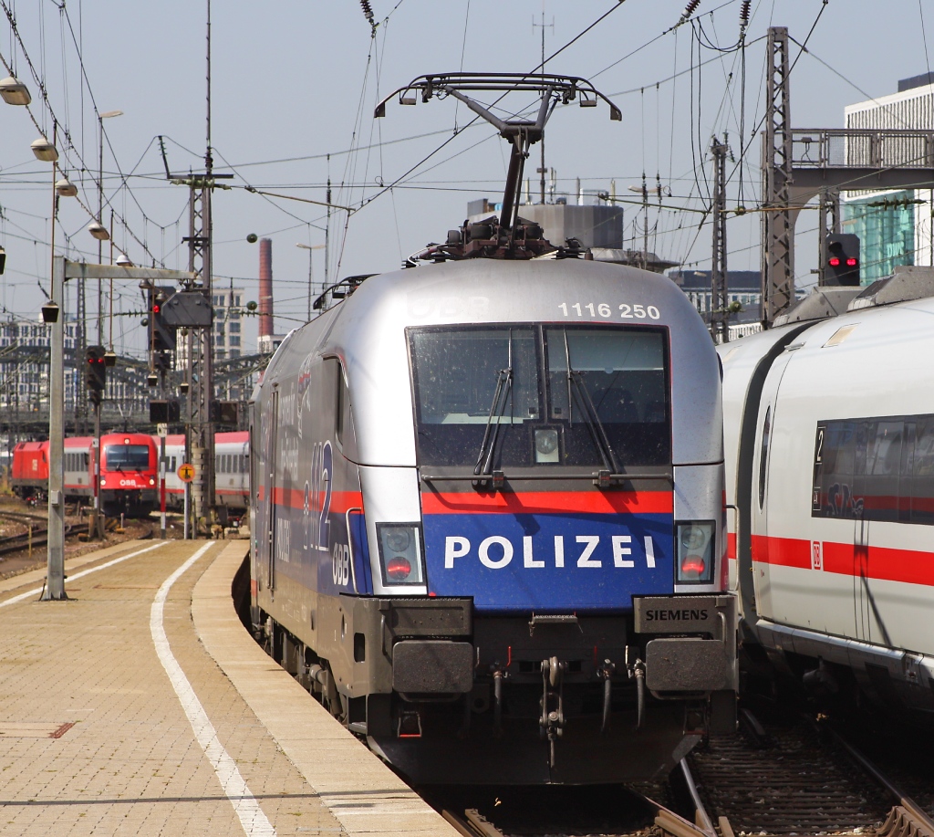  Polizei-Tauri  1116 250 schiebt hier den EC 113 aus den Mnchner Hbf in Richtung Klagenfurt. (22.08.11)