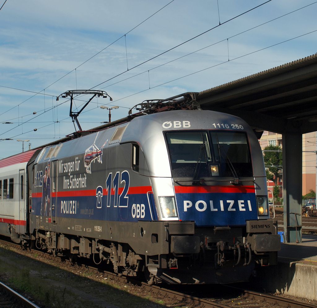 Potrait des Polizei-Taurus  1116 250  im Salzburger Hbf am 11.8.11