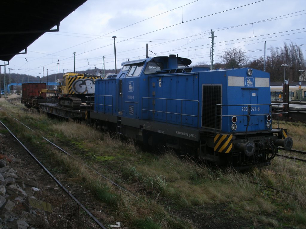 PRESS 293 021 mit einem Bauzug am Morgen vom 27.November 2011 in Bergen/Rgen.