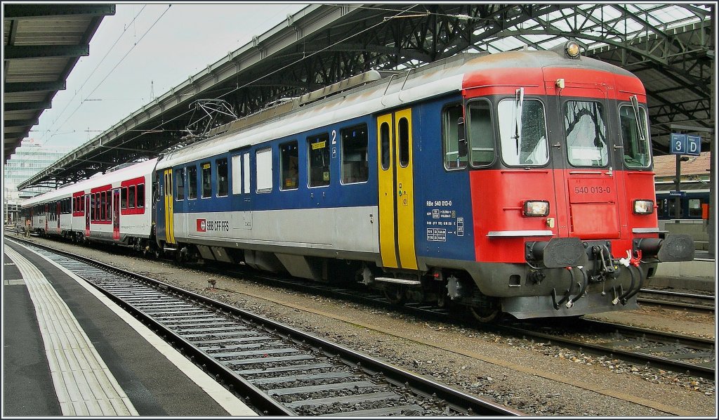 RBe 540 013-0 mit ungewhnlicher Last: Domino-Zwischenwagen ab Werk.
Lausanne, den 9. April 2010